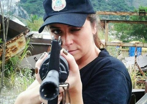 Giovanna Antonelli posa com arma nos bastidores de 'Salve Jorge'